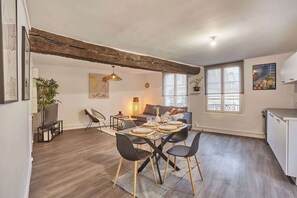 Cuisine ouverte avec salle à manger