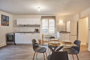 Cuisine ouverte avec salle à manger