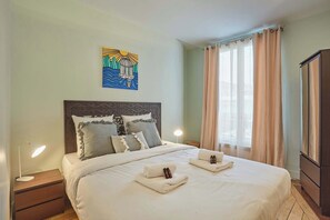 Chambre avec lit queen size et TV