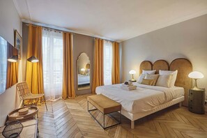 Chambre principale avec lit queen size, placard et TV