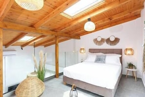 Gallery bedroom with terrace