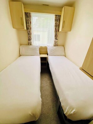 twin bedroom with wardrobe (1)