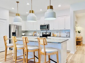 Counter seating for 4 people integrated into the kitchen.