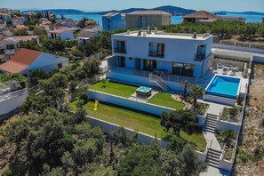 Dieses wunderschön eingerichtete Anwesen mit 245 m2 Wohnfläche befindet sich auf einem komplett eingezäunten Privatgrundstück von 2300 m2
