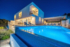 NEU! Villa Paloma Blanca 4-Schlafzimmer-Villa mit Meerblick