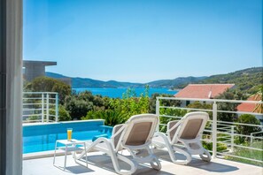 Während Sie sich im Pool erfrischen, können Sie die atemberaubende Aussicht bewundern