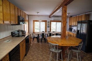 Full eat in kitchen for entertaining.