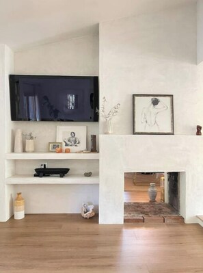 Flat screen, pioneer, elite, Apple TV