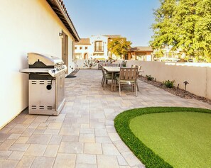 Gas BBQ/Putting Green/Outdoor Dining table and outdoor couches!