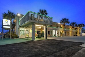 Palm Court by R+R Beach Club