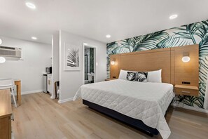 Studio with King Bed, private bathroom & kitchenette