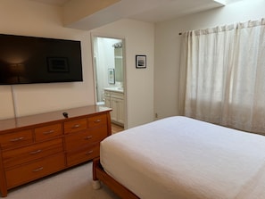 A comfortable and inviting bedroom, perfect for unwinding after a day of exploring the coastal surroundings.