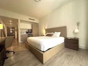Acogedora habitación con cama king size, escritorio para trabajar y mini cocina equipada para mayor comodidad. Disfruta de un espacio elegante y funcional, ideal para estancias cortas o largas. Perfecto para relajarte y sentirte como en casa.