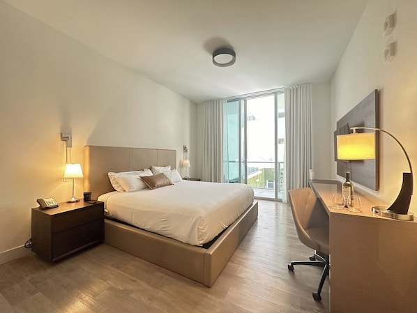 Relájate en esta luminosa y moderna habitación con cama king size y balcón privado. Disfruta de la comodidad del escritorio para trabajar y la atmósfera tranquila con detalles elegantes y una vista hermosa. Ideal para descansar y recargar energías.