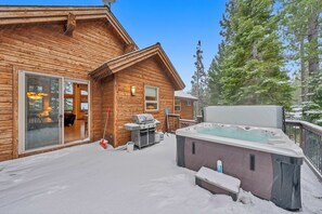 Deck: Private 5-person hot tub, gas grill