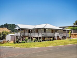 Welcome to Meeukany – a peaceful retreat perched above Nannup’s rolling hills just a few minutes' stroll from town.