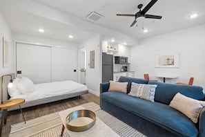 Welcome to this charming and well-appointed studio, perfect for a relaxing getaway or a convenient stay in Austin.