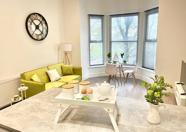 Kitchen & lounge