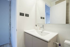Experience modern elegance in this sleek bathroom, perfect for a refreshing start to your day.