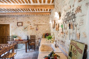 Holiday rental EYGALIERES farmhouse to rent dining room