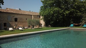 EYGALIERES holiday rental farmhouse for rent private pool