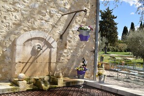 Holiday rental EYGALIERES typical farmhouse for rent