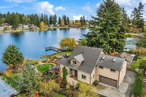 Welcome to our serene lakeshore house! It's entertainers' paradise.