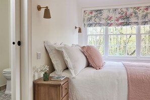 Master bedroom has kingsized bed, luxury linen and ensuite bathroom.