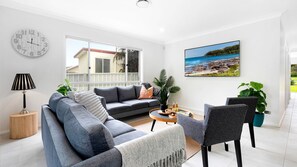 Sea Bubbles | Family Room | Ducted Air Conditioning | Smart TV