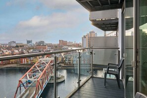 Canal View Apartment, Salford - Host & Stay