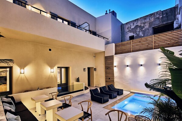 Outdoor spa tub