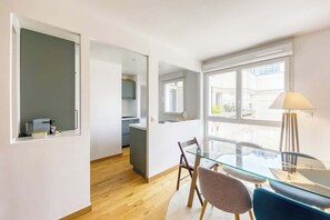 Espace repas et cuisine en arrière plan 