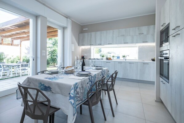 Soggiorno-Cucina_Vista Giard.Piano Cottura_Vista Gazebo1_N.3 accessi in Giardino
