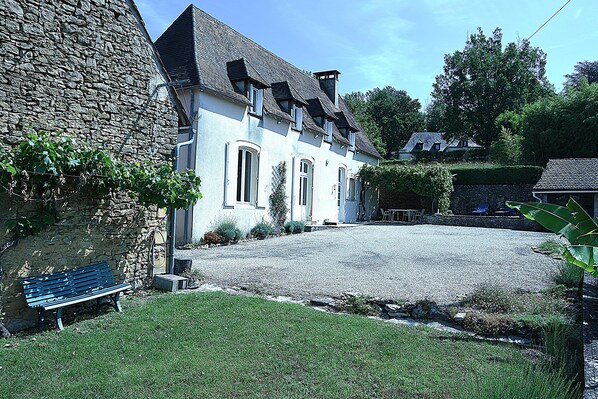 Vue de la maison avec sa terrasse
4 voitures se garent aisément