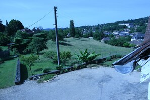 Vue sur Sarlat.
Le vaste terrain n'est pas clos