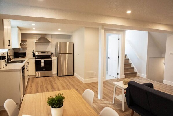 The kitchen’s open layout allows you to move freely as you prepare meals, with everything you need at your fingertips.