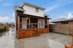 The house’s exterior is a blend of modern and classic design elements, creating a welcoming and stylish facade.
