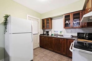 The kitchen’s open layout allows you to move freely as you prepare meals, with everything you need at your fingertips.