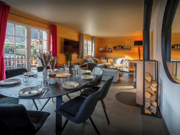 Dining/living room