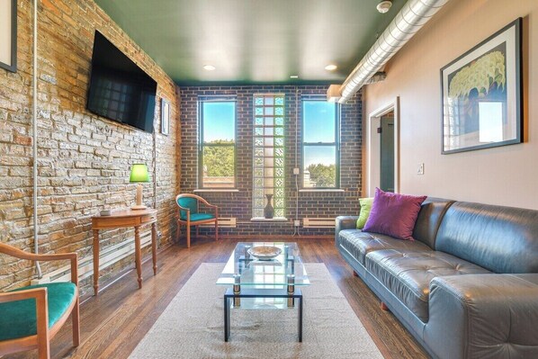 LIVING ROOM, RELAX WATCH NETFLIX-PRIME-YOUTUBE..READ NAP..REGROUP..