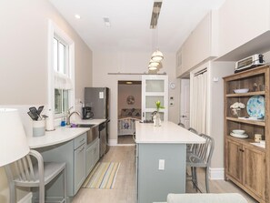 Fully equipped kitchen with modern appliances and ample counter space – ideal for preparing meals after a day at the beach.