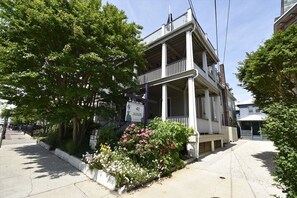 The Seashell’s historic charm shines with its welcoming front porch – the perfect spot to sip coffee and watch Jackson Street come alive.