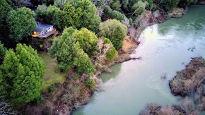 How close is it to the Rogue River? That close.