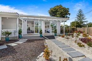 Large garden and outdoor area