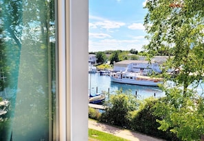 Ausblick auf Schiffe und Segelboote