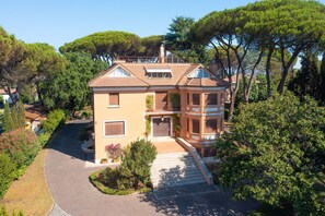 Building Exterior, Outdoor
