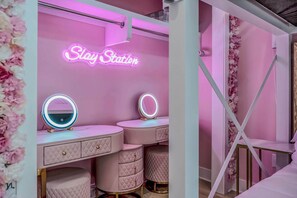 Escape to the stylish Slay Station, perfect for bachelorette parties and chic retreats. Gather your friends and make unforgettable memories in Nashville!