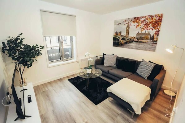 Relax and unwind in this cosy lounge – perfect for movie nights or quiet evenings. 