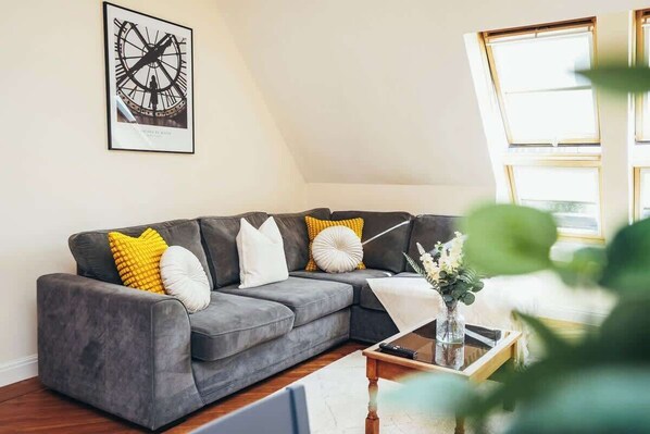 Relax and unwind in this cosy lounge – perfect for movie nights or quiet evenings. 