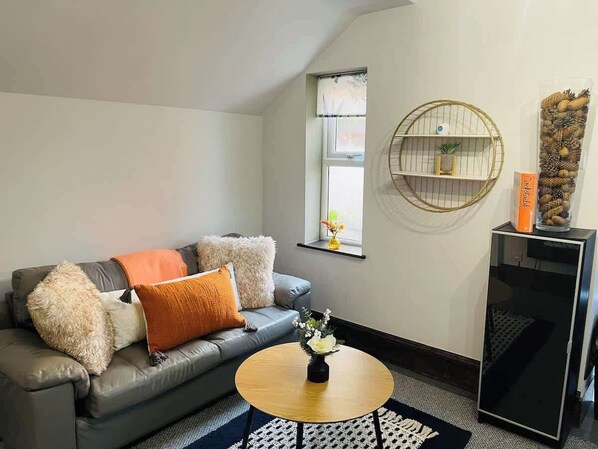 Relax and unwind in this cosy lounge – perfect for movie nights or quiet evenings. 
